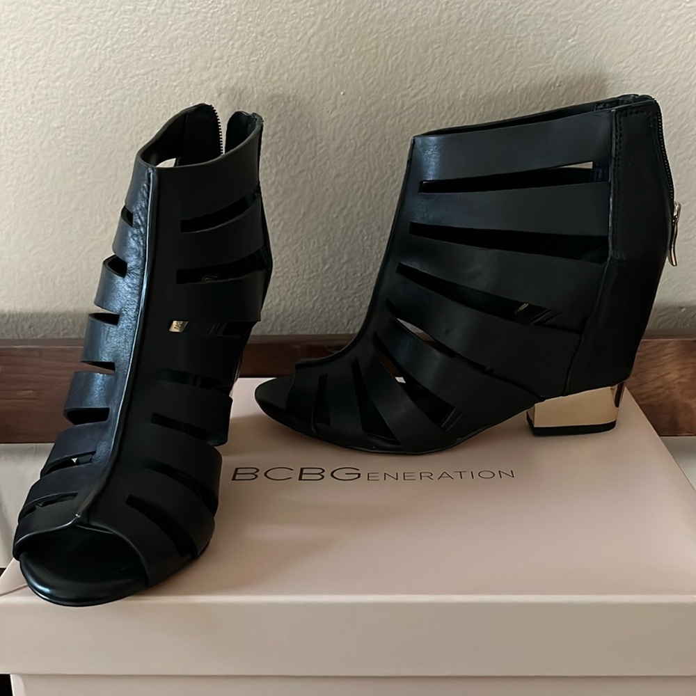 BCBGeneration Charlie Black Leather Open-Toe Wedge Sandals-Size 8.5